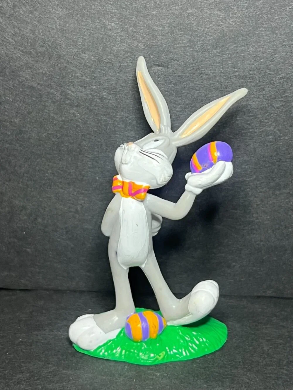 Vintage 1994 Warner Brothers Applause Easter Bugs Bunny Figurine w/ Eggs 3.5
